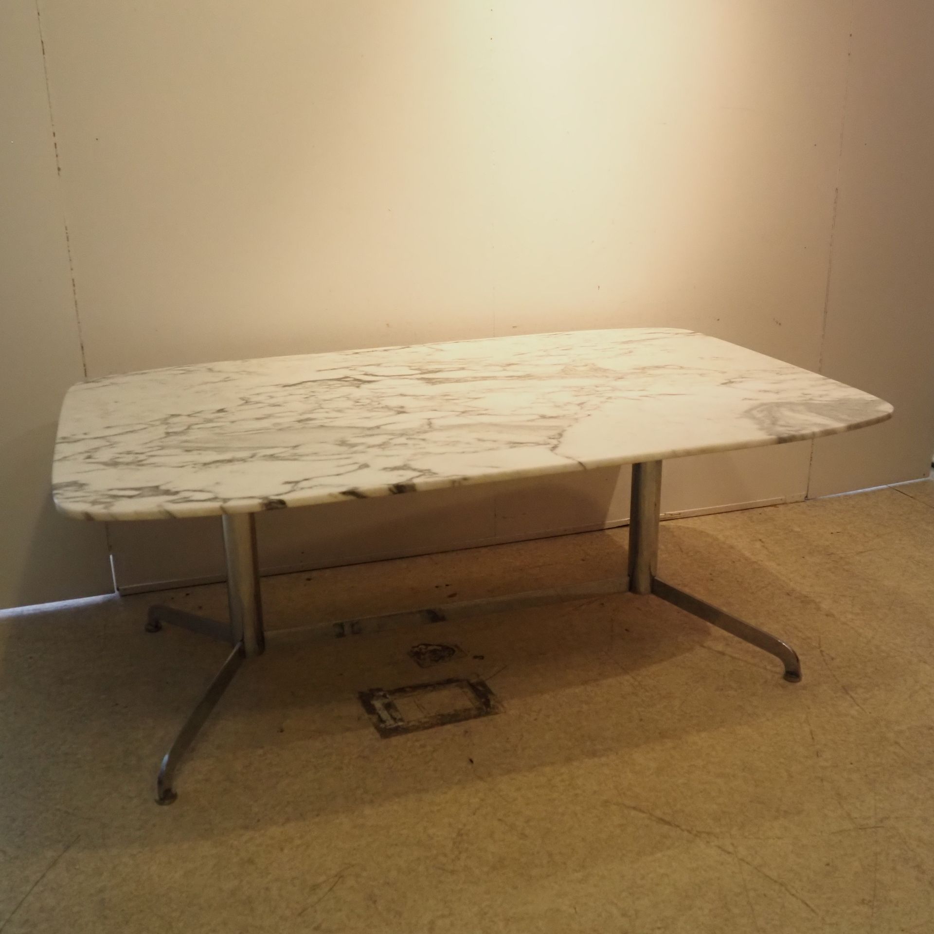 Null 1970年左右的意大利作品：1970年左右的高桌，灰色脉络的白色卡拉拉大理石圆角矩形桌面，四条腿的底座上有2根柱子和镀铬的弧形钢支柱。高：75，长：1&hellip;
