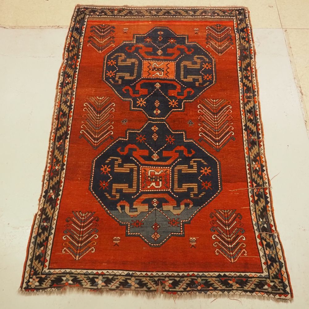 Null 高加索：1900年左右的地毯，手工打结的羊毛，红场上蓝底的2个中央奖章的几何装饰，由2个细线之间的中等边框框住，条件：有待刷新，尺寸：255 x 16&hellip;