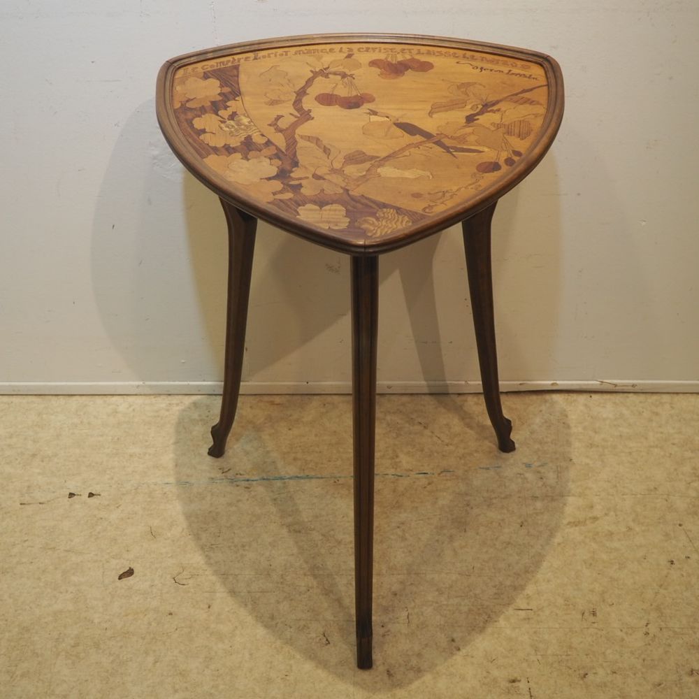 Null Gallé Emile (1846-1904)：新艺术派的谈话座桌，三角形的桌面镶嵌着珍贵的木材，放在三脚架底座上，说："这个家伙吃了樱桃，留下了坑。&hellip;