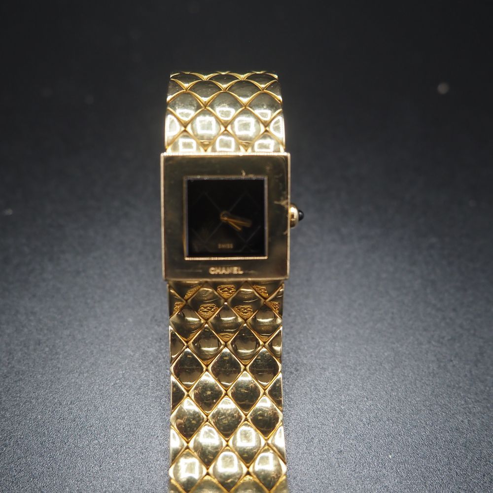 Null 香奈儿：女士腕表，1993年，石英机芯，方形表壳，尺寸：19 x 19毫米，以及18K黄金表带，黑色玑镂表盘，凸圆形上链装置，双折叠式表扣，总重：10&hellip;