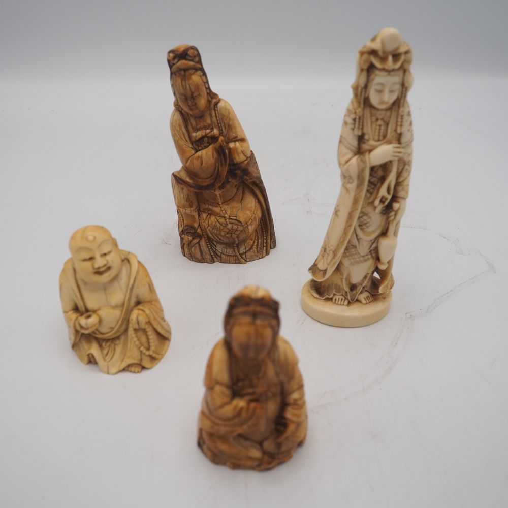 Null 一套4件雕像 19和20世纪：象牙，显示2个祈祷的妇女，高13.5和9厘米，1个佛像，高7厘米，1个宫女，高16厘米