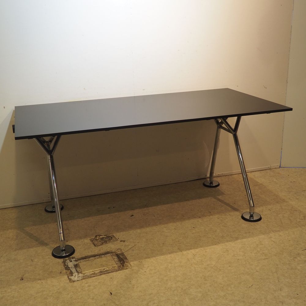 Null Norman Foster (1935) / Tecno : Table / bureau modèle Nomos, année 1986, pla&hellip;