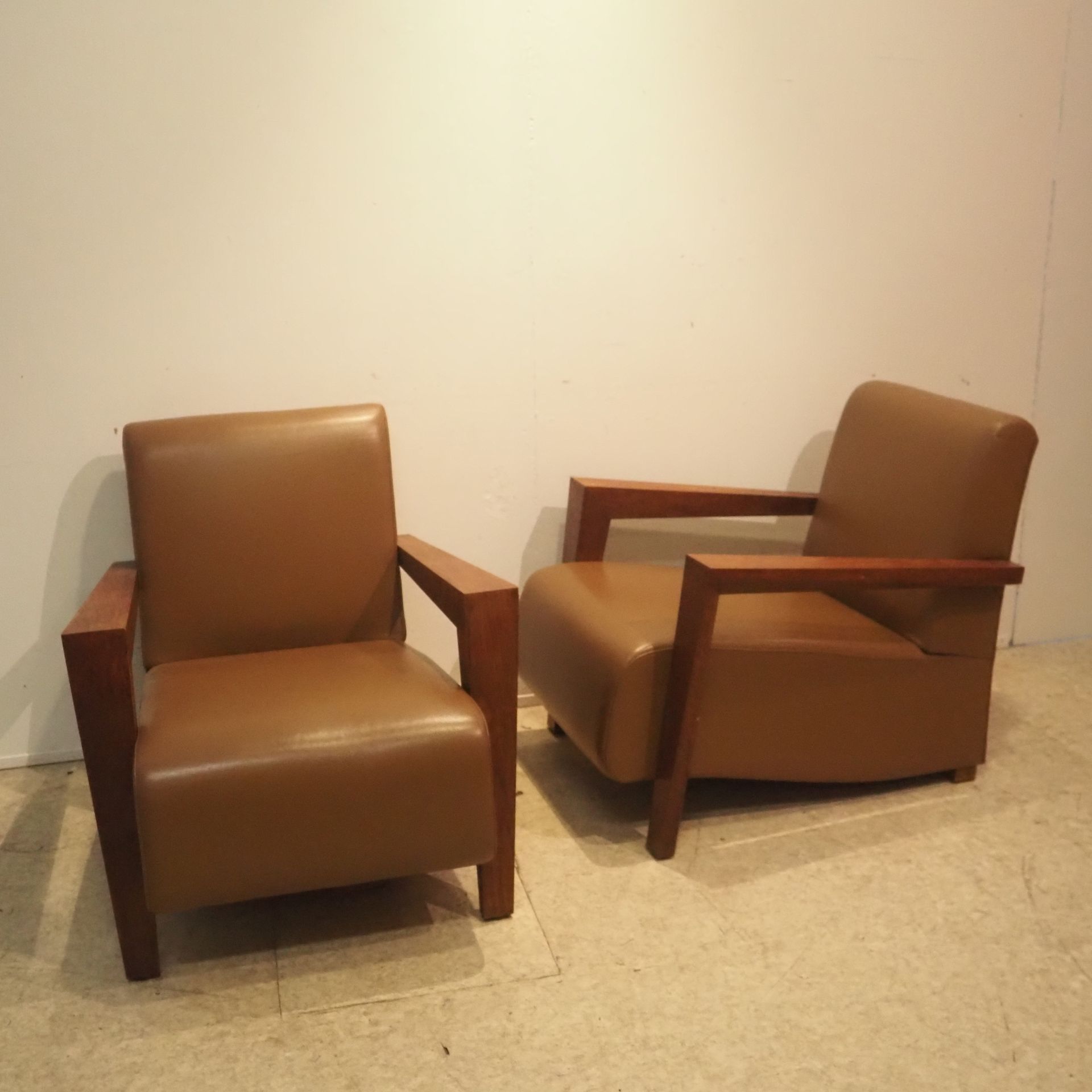 Null Leroy William: 一对俱乐部椅子，约2000年，艺术装饰风格，木质框架，用泡沫和皮革覆盖，实心胡桃木扶手。