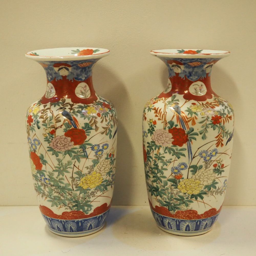 Null 伊万里：一对19世纪阳台花瓶，釉瓷，带鸟的花卉装饰，高：40.5，直径：20.5厘米