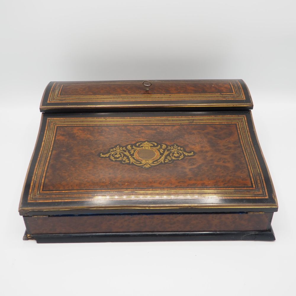 Null 拿破仑三世写字台：黑檀树皮和圆角，镶嵌黄铜，1个带钥匙的翻盖+翻盖，秘密和墨池，总体状况良好，高：11，宽：34，深：28厘米（小幅修复）