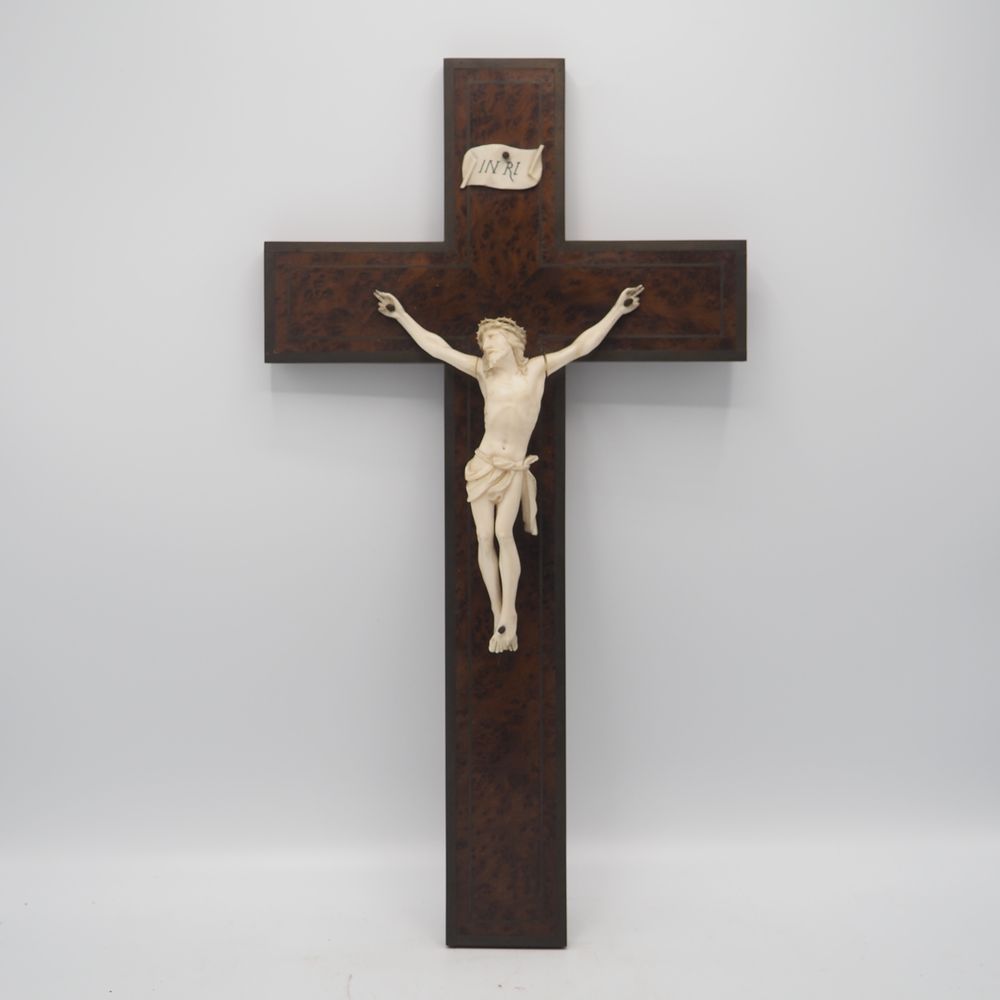 Null 迪耶普：19世纪的十字架，象牙雕刻的木质十字架，用枫木贴面，并镶嵌有铜丝，昏暗的十字架：40.5 x 22厘米