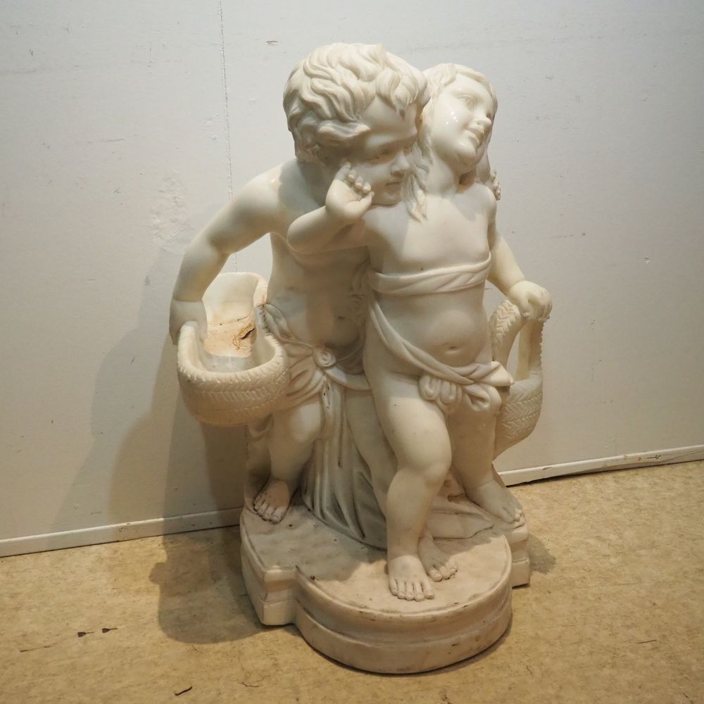 Null Skulptur um 1980: Carrara-Marmor in Calacatta-Weiß, stellt 2 Kinder mit Kor&hellip;