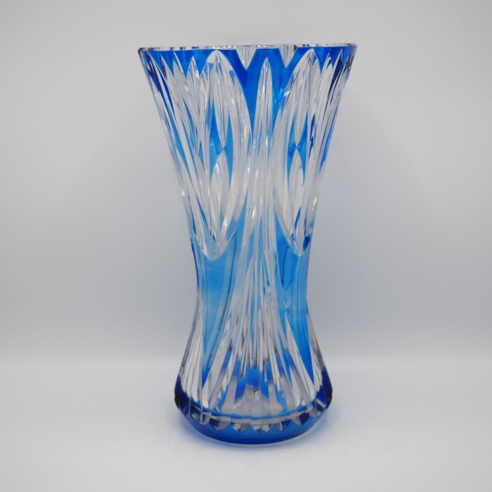 Null Val Saint-Lambert: Diabolo花瓶，约1960年，透明切割水晶和蓝色衬里，在底座下方的点上签字，高：30.5，直径：16.5厘米