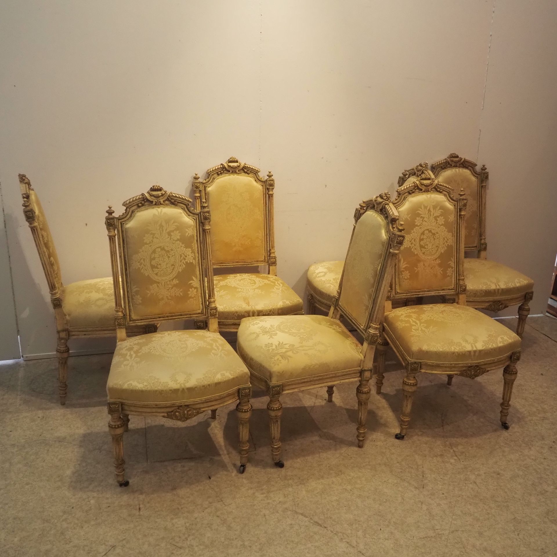 Null 1900年路易十六风格的8把椅子和2把扶手椅套间：多色雕刻木的明显结构，凹槽腿，座椅和椅背上有织物装饰。