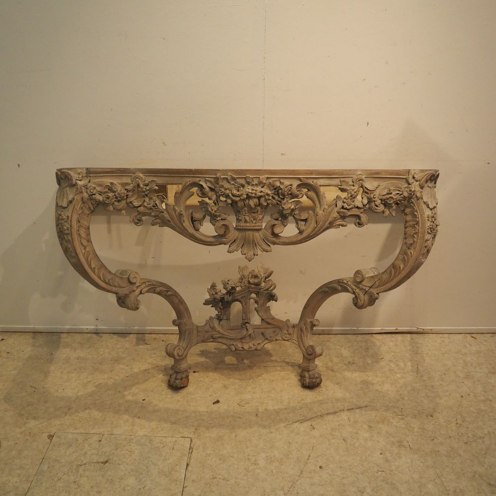 Null 路易十六风格的梳妆台，19世纪：木雕，带有多色镂空、花卉和刺桐叶装饰，大理石桌面，不含大理石的尺寸：高：76，宽：129，深：55厘米，桌面尺寸：宽：&hellip;