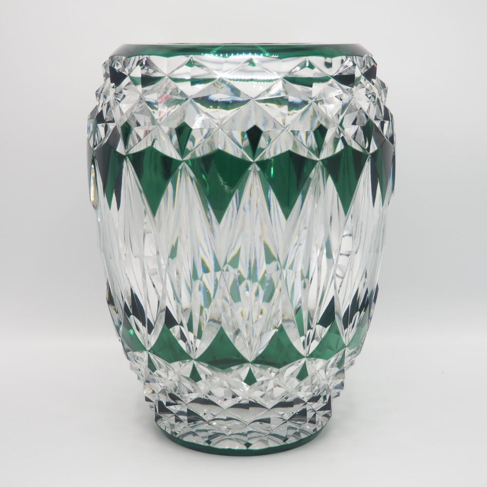 Null Val Saint-Lambert : 约1950年的卵形花瓶，厚重的透明切割水晶，绿色的衬里。高：24.5，直径：19厘米