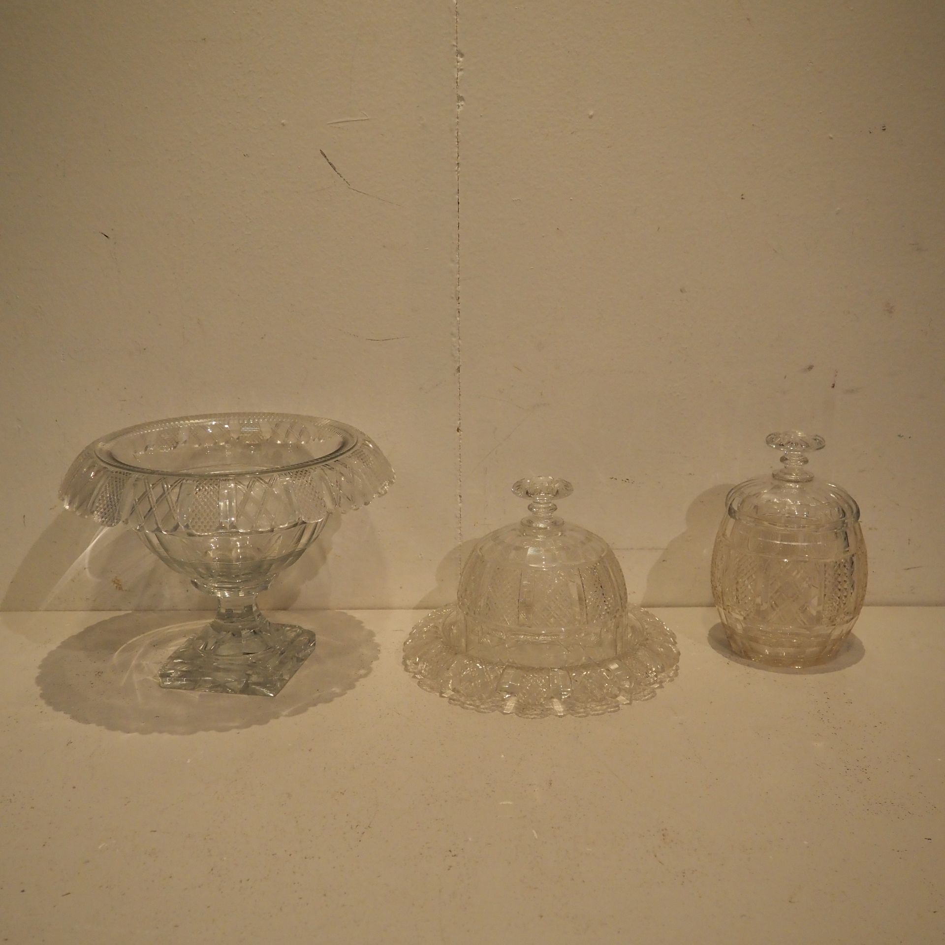 Null Vonèche: Set of 3 pieces of mid-19th century shape, clear cut crystal: 1 de&hellip;