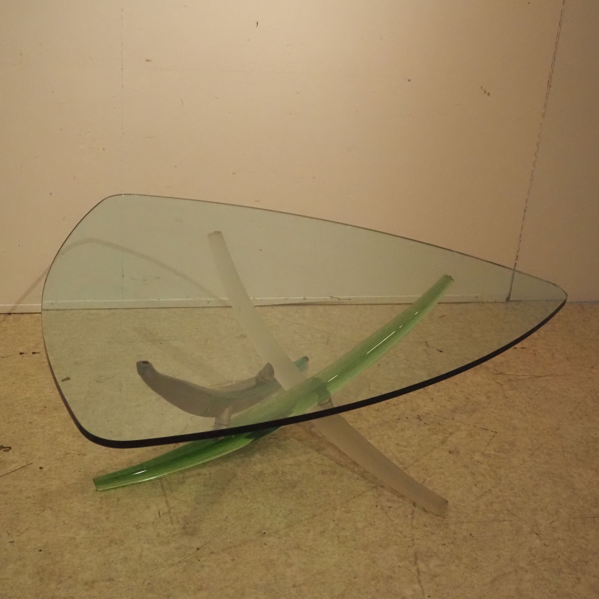 Null 意大利作品，可能是穆拉诺：咖啡桌，约1980年，三角形的顶部有弯曲的边和圆角，在一个由三部分组成的三脚架底座上形成一个绿色玻璃和有机玻璃角，高：44，&hellip;