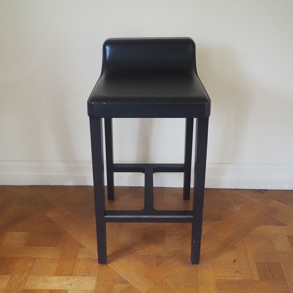Null 威廉-勒罗伊: 4把酒吧椅套装，约2000年，黑色漆木结构，皮革软垫泡沫座椅