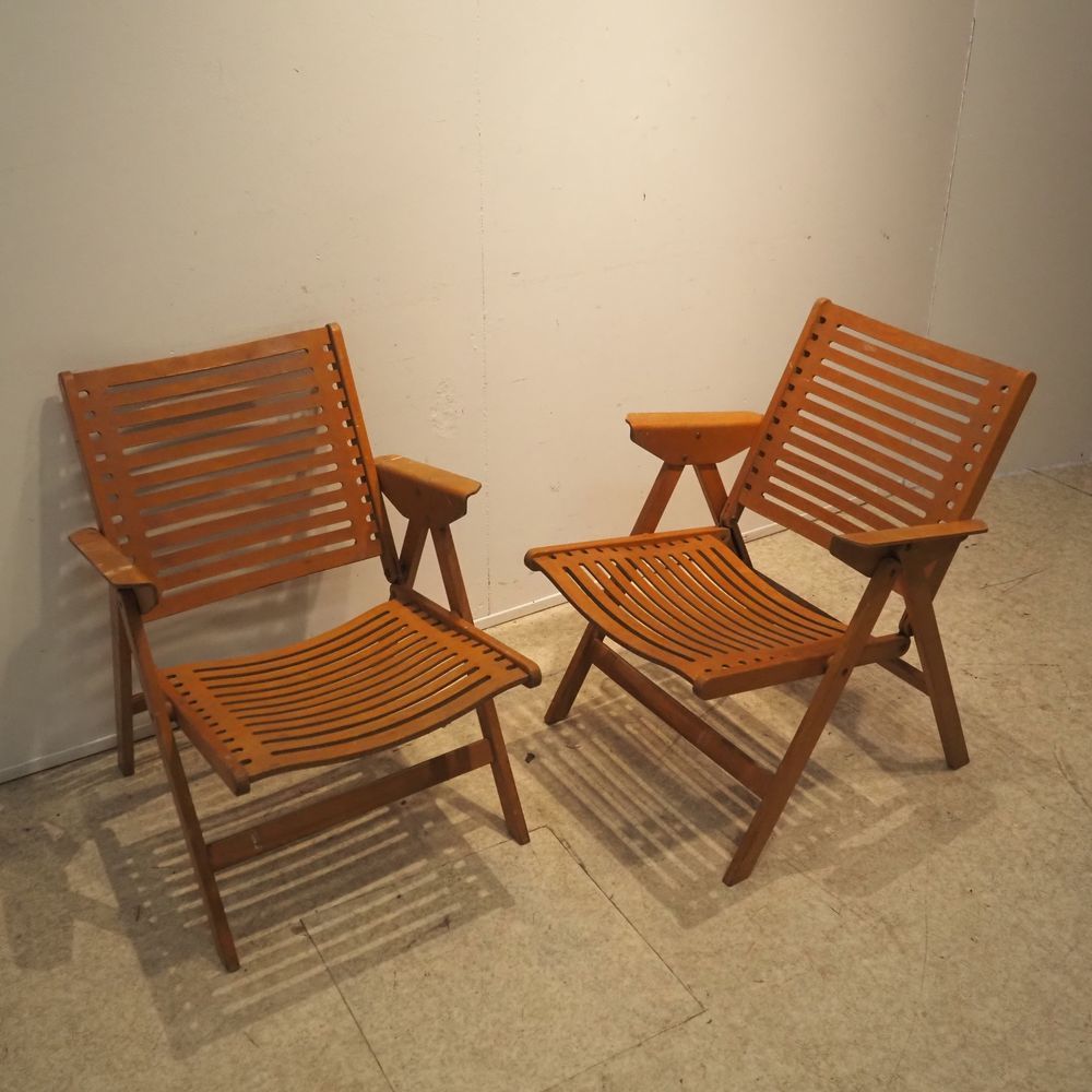 Null Stol Yugoslavia : 约1960年的一对折叠沙滩椅，弯曲和镂空的胶合木，榉木表面处理