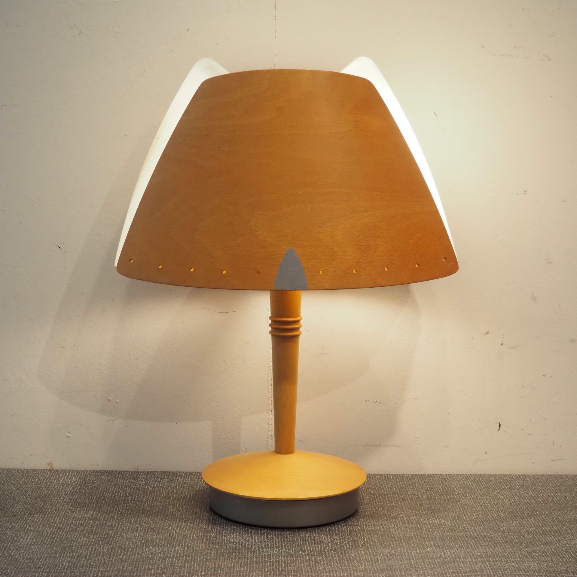 Null Cidue: 约1970年的氛围灯，弧形胶合板和有机玻璃灯罩，实木轴和圆盘脚，状况良好，高：65，宽：50，深：25厘米