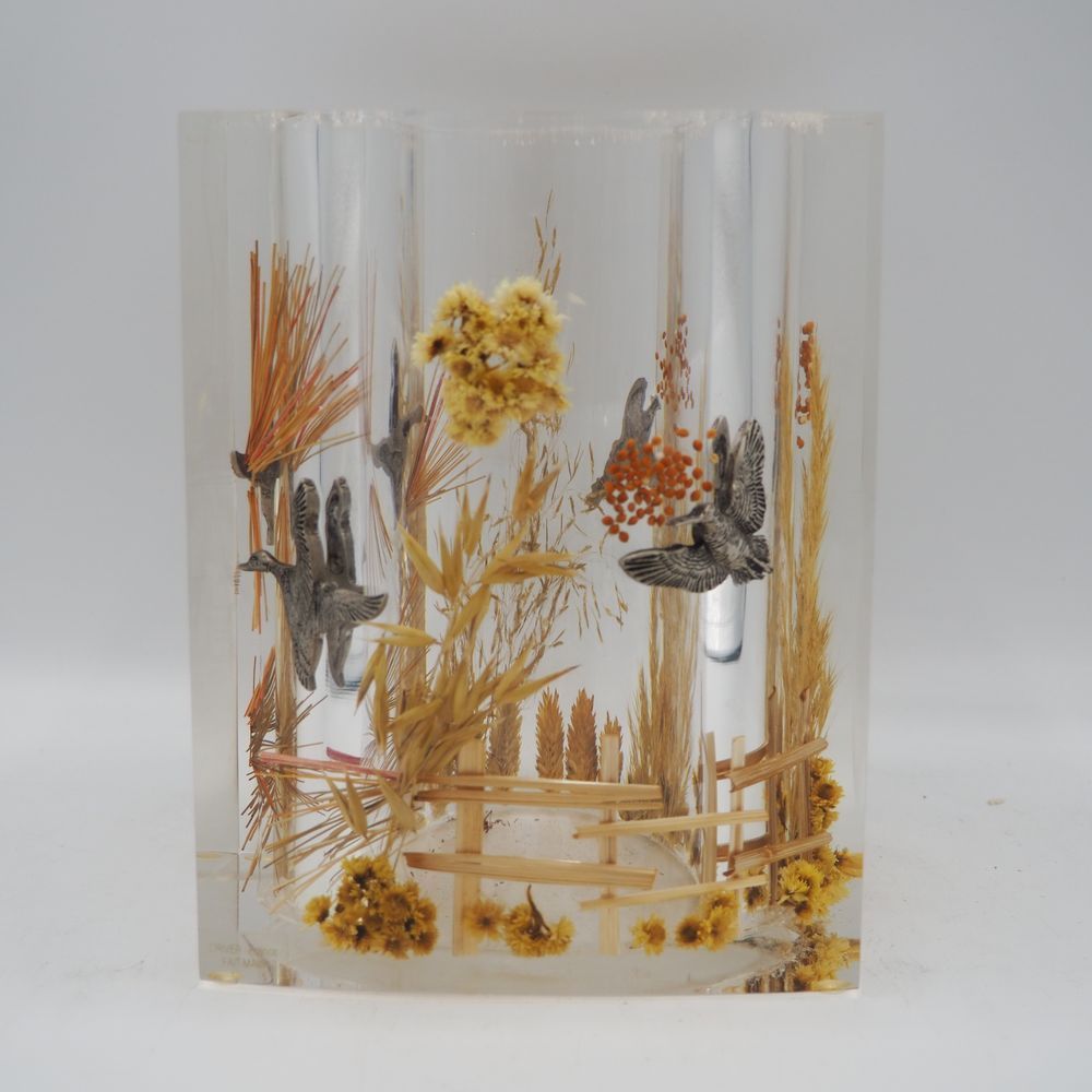 Null 法国Criver公司：约1980年的花瓶，方形截面为透明有机玻璃，内含物形成一片麦田和游戏，底座上有标记。高：18.5，部分15.5 x 15.5厘米