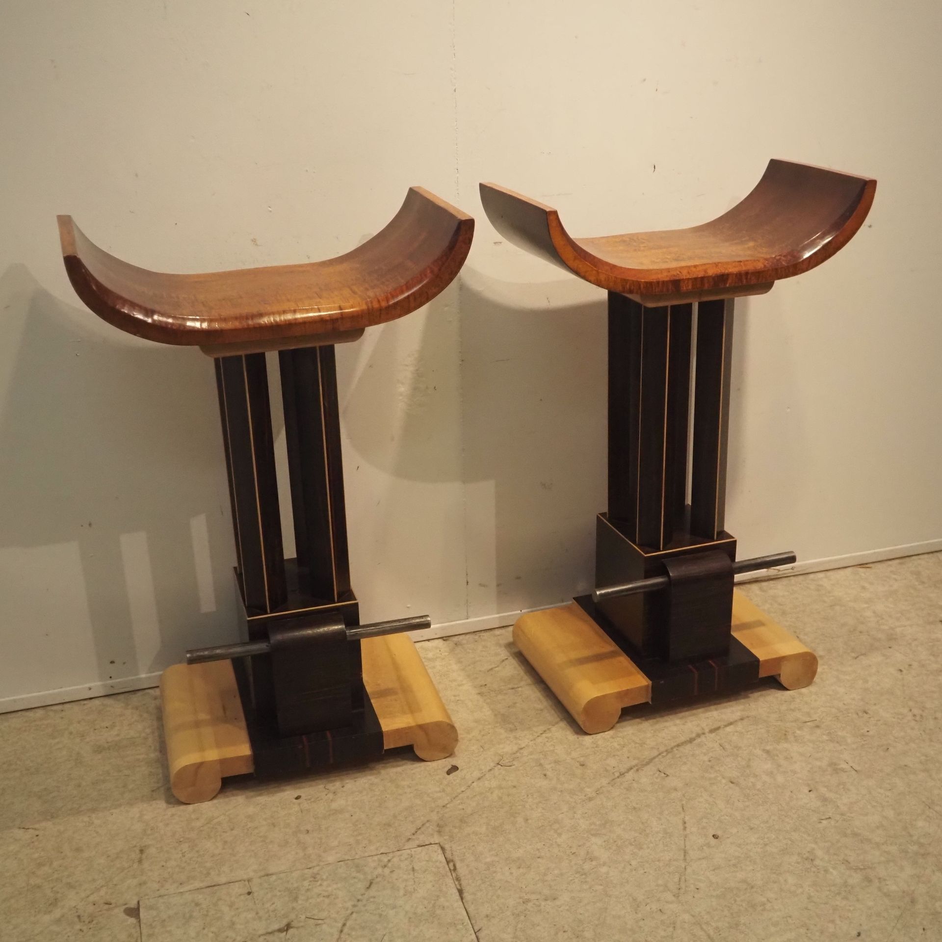 Null Paar Barhocker, um 1980, Art Déco-Stil, Sitzfläche aus gebogenem und lackie&hellip;