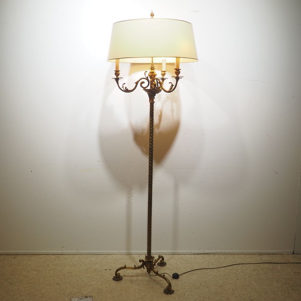 Null 约1900年路易十五风格的落地灯：实心鎏金铜，扭曲的轴，三脚架底座，3个灯臂，高：187厘米