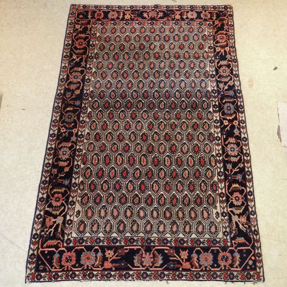 Null 伊朗Afshar地毯：约1950年，手工打结的羊毛，灰白色的地毯上有古尔邦的装饰，在2条细线之间有一个靛蓝色背景的大边框，总体状况良好，缺少流苏，尺寸&hellip;