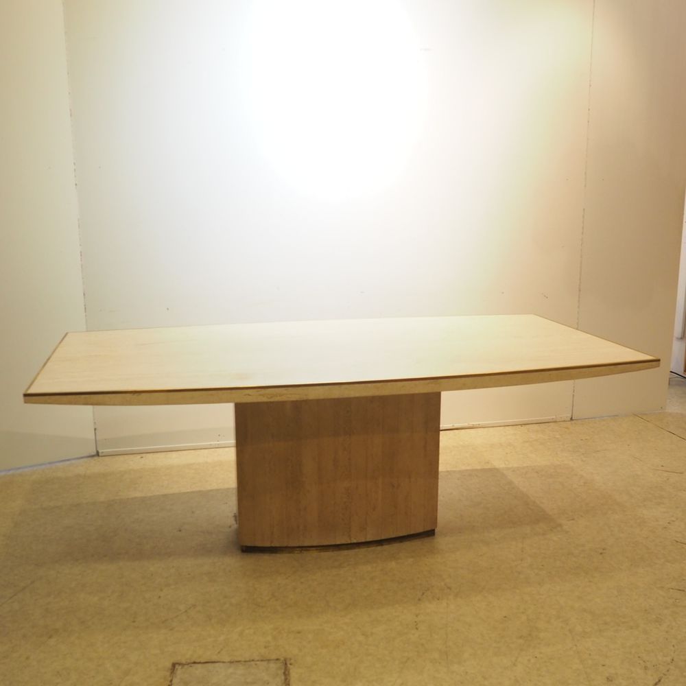 Null Table haute vers 1970 : Travertin brut, plateau de forme tonneau avec liser&hellip;