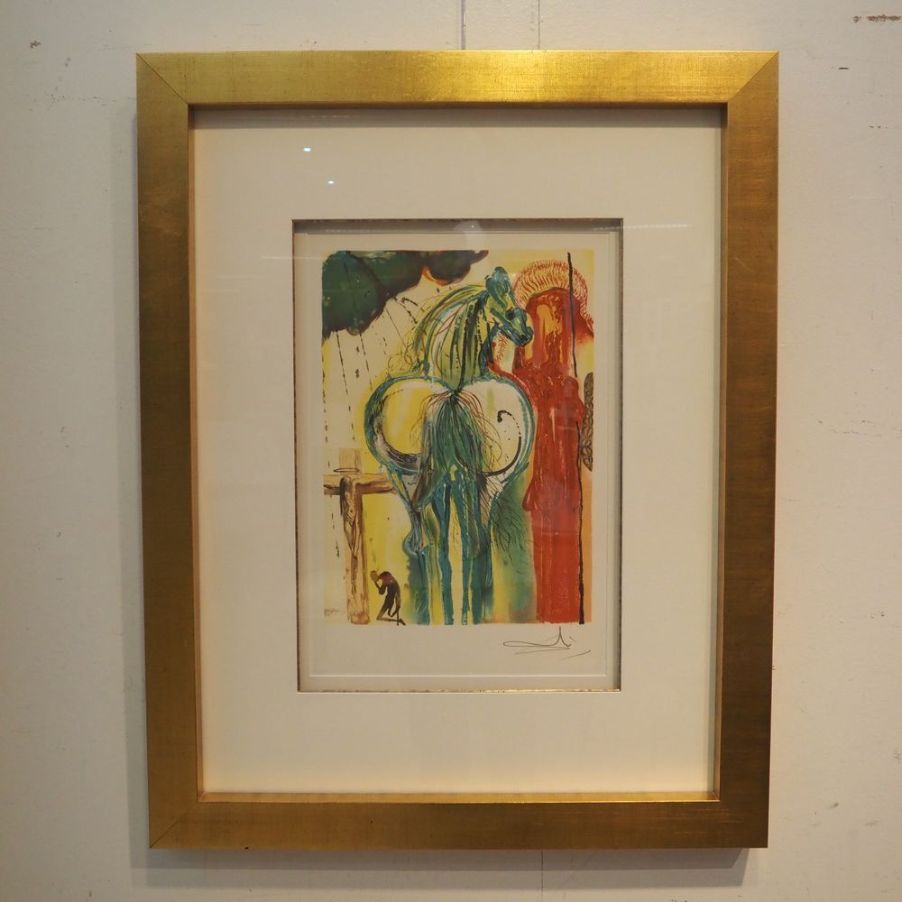 Null 达利-萨尔瓦多（1904-1989）：彩色印刷品，有战士的马，右下角有签名，图片尺寸：41 x 30厘米，玻璃框内。
