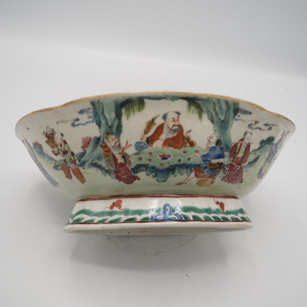 Null 广州：19世纪釉面瓷器中心器，饰以人物，高：9，宽：27，深：20.5厘米