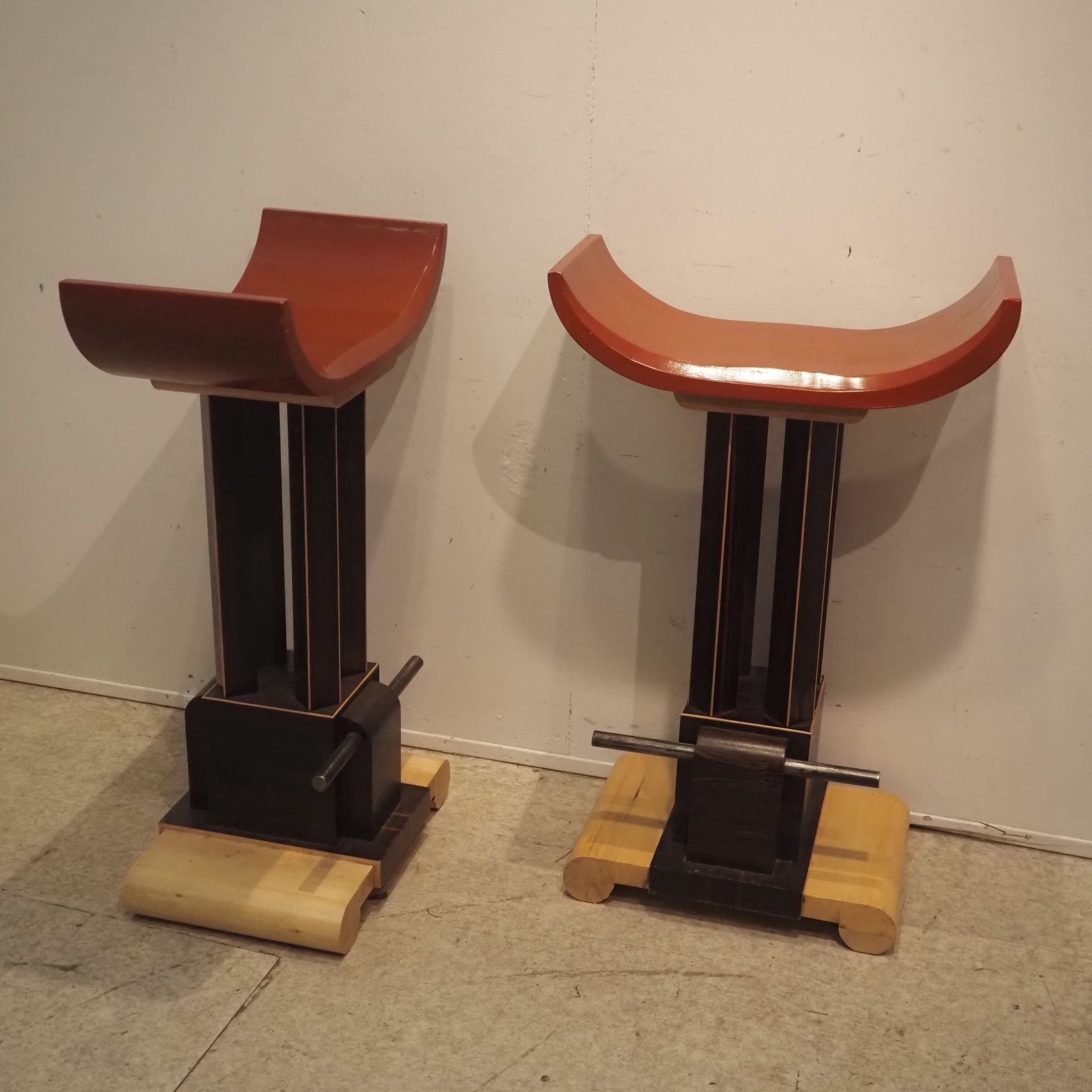 Null 一对酒吧凳，约1980年，装饰艺术风格，弯曲和涂漆的实木座椅，黑檀木底座与浅色木片，总高：88，宽：56，深：33厘米