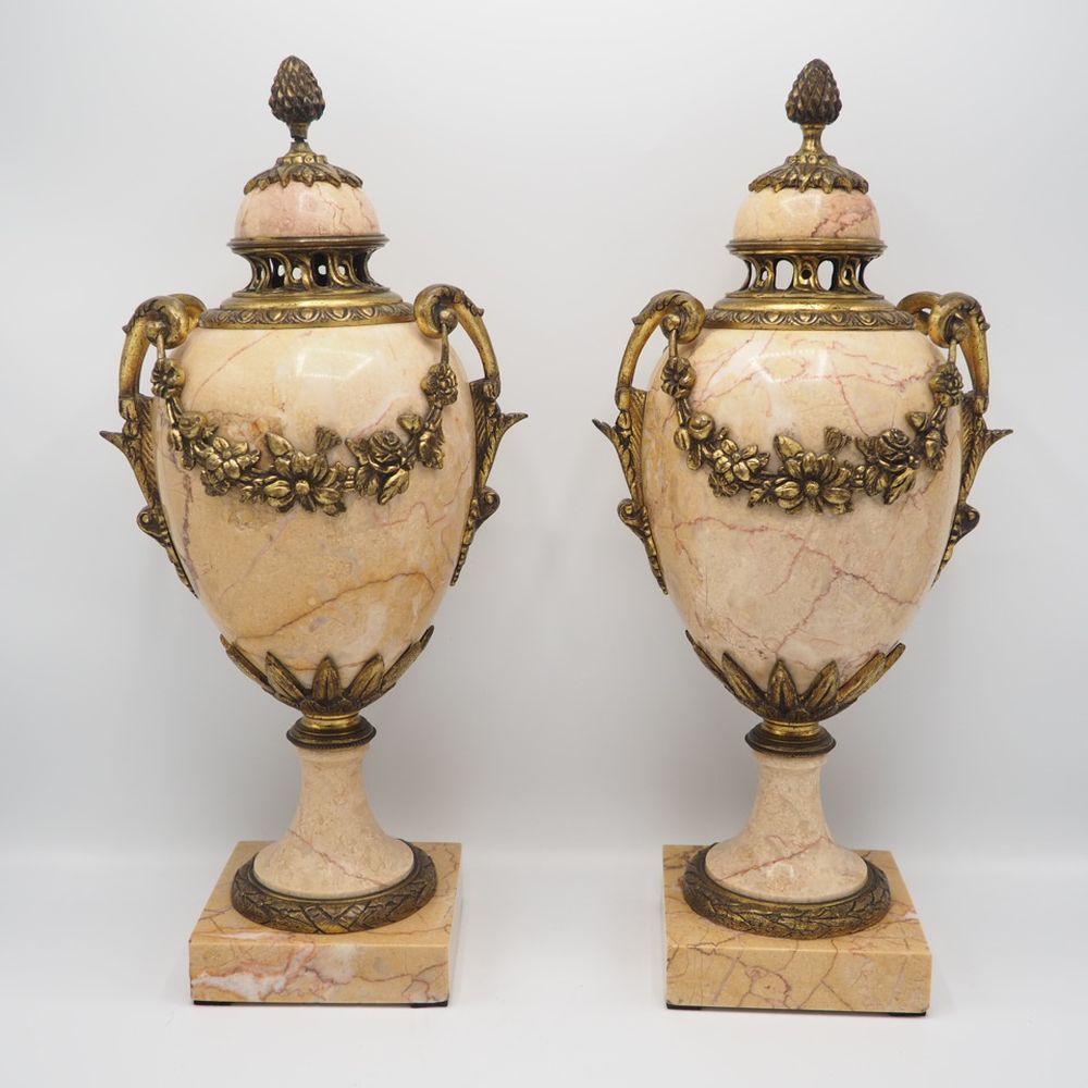 Null Paire de cassolettes 19eS de style Louis XVI : Marbre brut et bronze doré, &hellip;