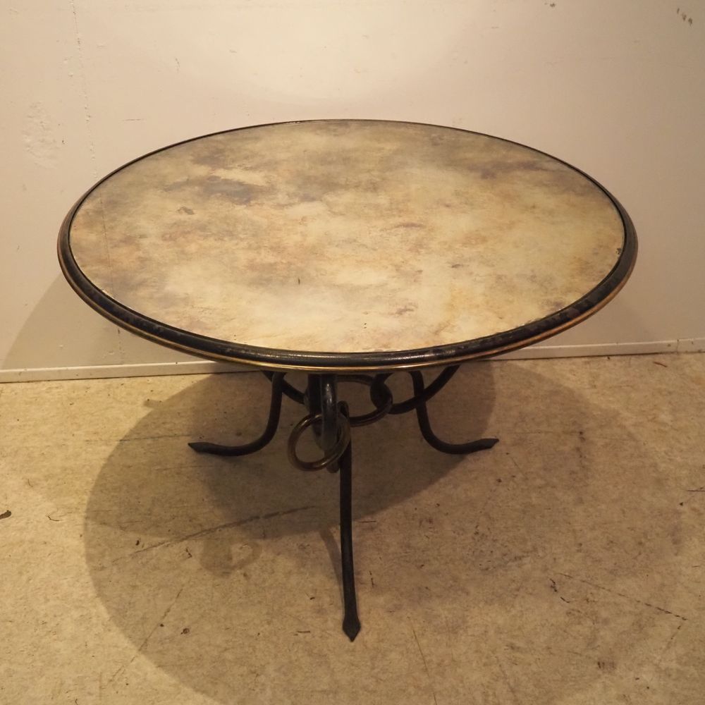 Null 装饰艺术风格的基座桌：圆形玻璃桌面镶嵌在锻铁结构中，带有镀金的黄铜带、环和支架，三脚架腿，高：54 x 84厘米