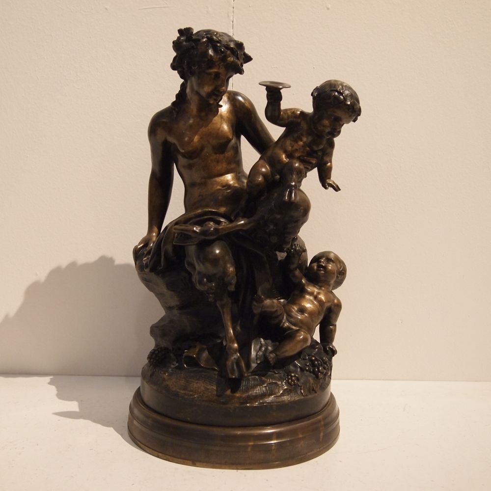 Null 克洛迪昂-让-米歇尔（1738-1814）。19世纪的雕塑，青铜，带有奖章铜锈，裸体女法恩坐在岩石上，有2个普蒂，背面有签名，底座直径：23.5，带底&hellip;
