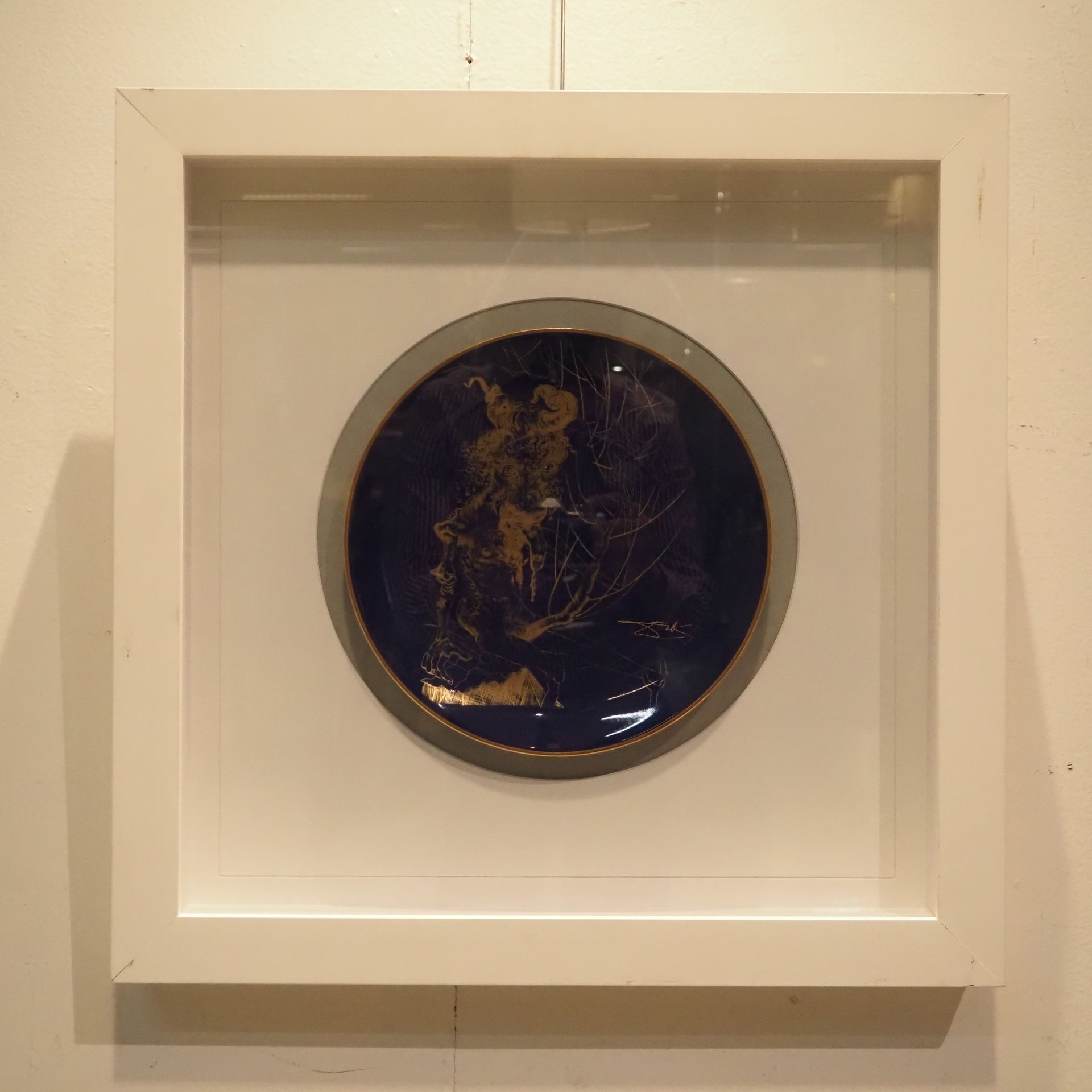 Null 达利-萨尔瓦多（1904-1989）/法国利摩日：名为 "Le Veau d'or "的盘子，珐琅彩瓷器，金色增强；限量2000份，编号192，直径：&hellip;