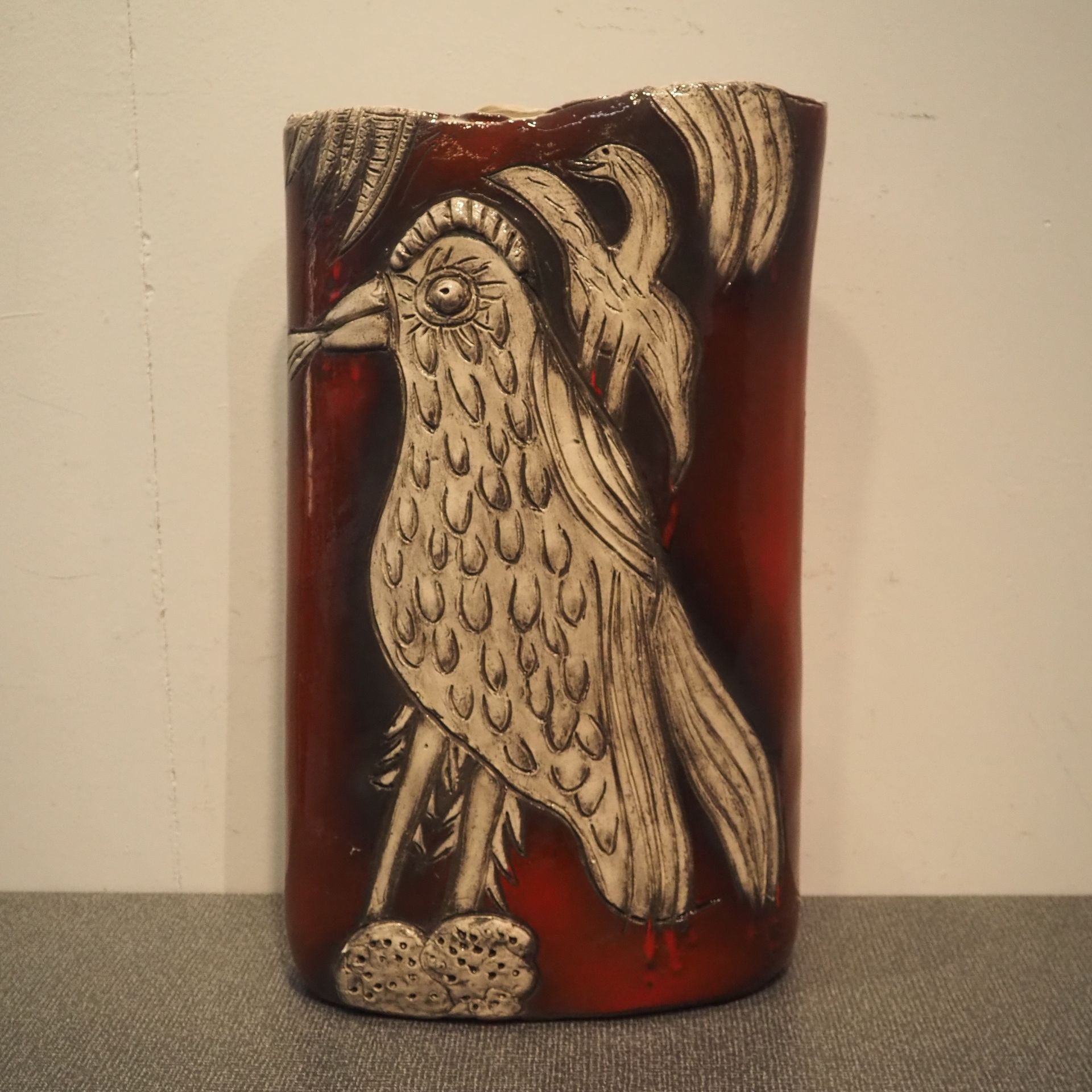 Null 科内尔-范-贝弗洛（1922-2010）/特雷格尼：重要的陶器上釉花瓶，卵圆形截面，雕刻装饰，正面有带篮子的裸体女士图案，2只乌鸦，已签名，日期为20&hellip;