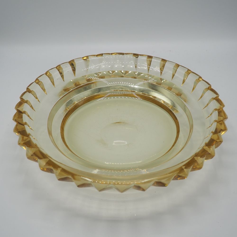 Null Daum Nancy France : Art-Deco fruit bowl, light yellow cut crystal, serrated&hellip;