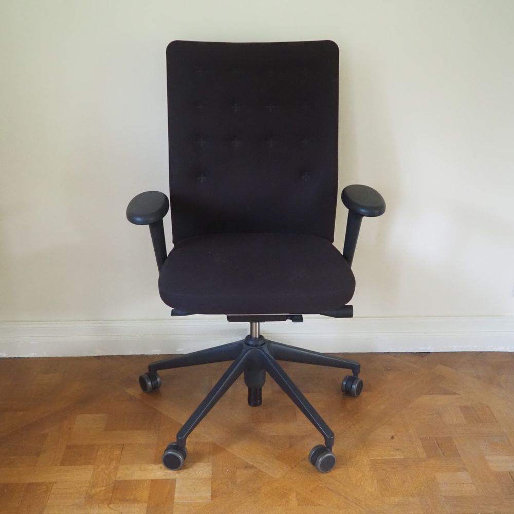 Null Citterio Antonio (1950) / Vitra :约2000年的人体工程学行政椅，金属框架，座椅和靠背，黑色织物软垫，可调节扶手，带脚&hellip;