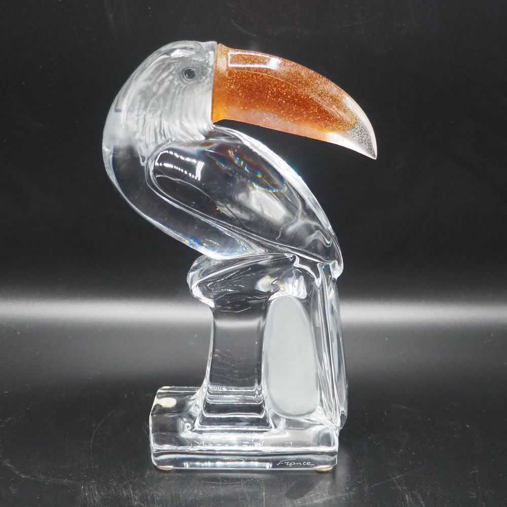 Null 法国Daum公司：雕塑，透明水晶和Pâte de verre，有一只巨嘴鸟，底部有签名，高：23，宽：14.5，深：9厘米