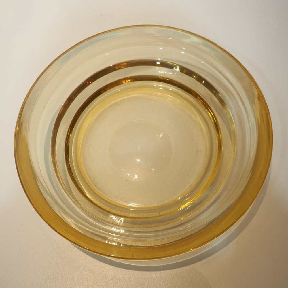 Null 法国Daum Nancy：Art-Deco水果碗，浅黄色铸造和切割水晶，顶端有签名，直径：36，高：8厘米