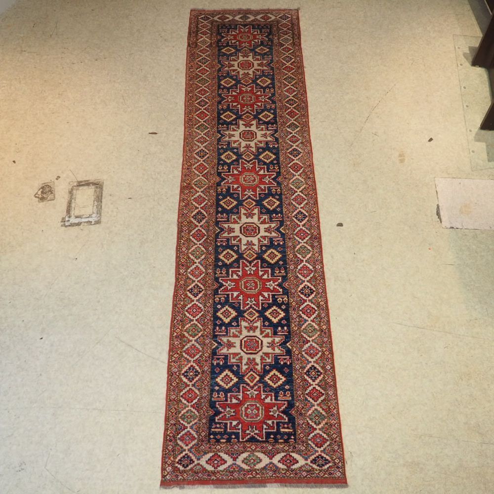 Null 乔比阿富汗：走廊地毯，约1970年，手工打结的羊毛，几何装饰由9个重复的奖章组成，在蓝色的田野上，由2个带辫子的细绳之间的中等边界框住，状况良好，尺寸&hellip;