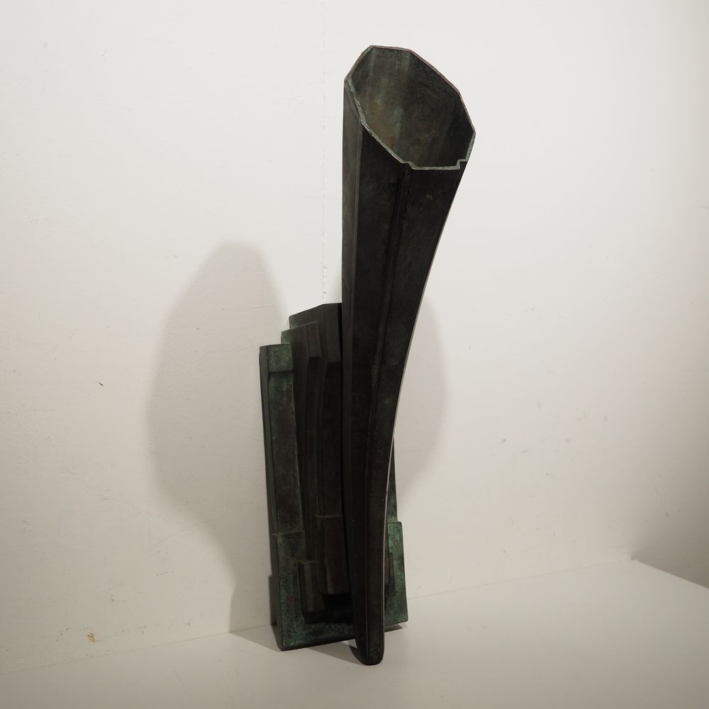 Null Elément d'architecture Art-déco : Bronze à patine verte formant une corne d&hellip;