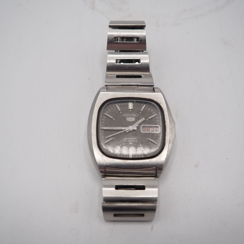 Null Seïko: Men's watch circa 1970, 38 mm tonneau-shaped case and steel bracelet&hellip;