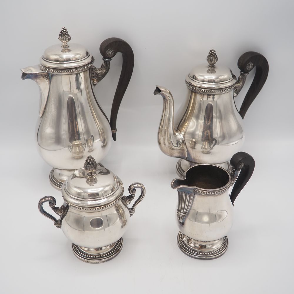 Null Christofle：帝国风格的茶/咖啡套装（4件：咖啡壶、茶壶、奶精和糖碗），镀银，底座上有印记。