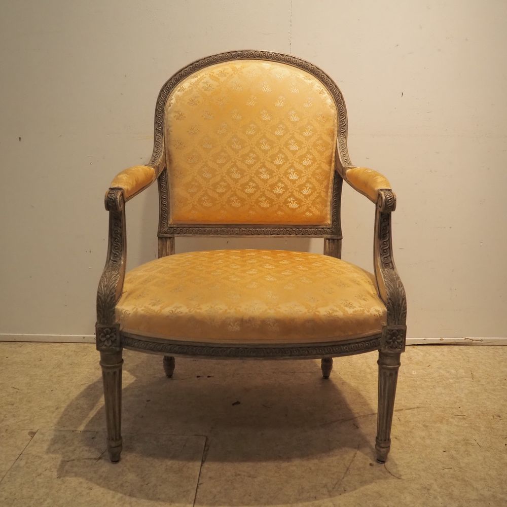 Null 路易十六风格扶手椅，约1950年：模制和扇形的木质结构，座椅、靠背和袖口用马鬃毛和织物覆盖。