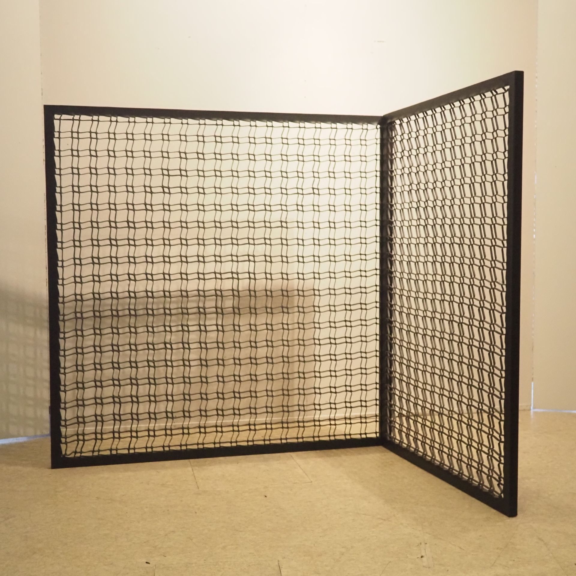 Null Busnelli: 书桌隔板分为两部分，形成一个L，木质框架上覆盖着皮革，切割后形成一个带子，大边尺寸：146 x 146厘米，小边尺寸：146 x &hellip;