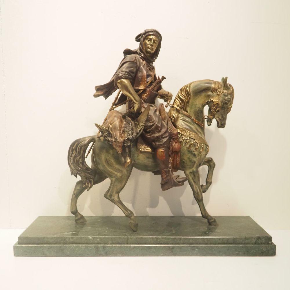 Null 阿尔弗雷德-巴耶之后(1839-1882)和吉列明-埃米尔-科利奥兰-希波利特(1841-1907)。雕塑，阿拉伯骑手狩猎归来，白色多色和镀金金属，蛇&hellip;