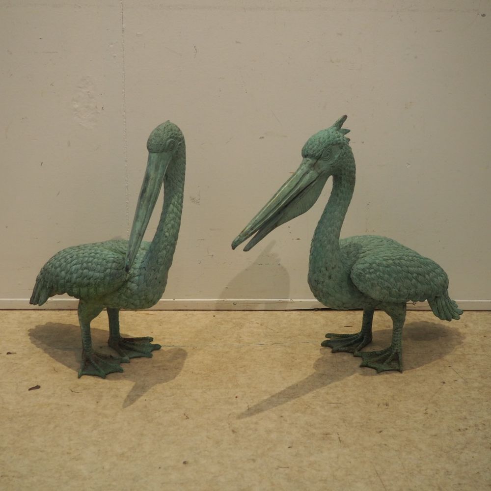 Null Couple de pélicans vers 1980 : Bronze à patine verte, H : 55,5 et H : 54 cm&hellip;
