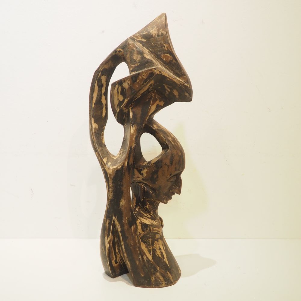 Null 非洲作品，约1980年：带风格化头饰的战士半身像，浅色木雕，部分多色，高：52厘米