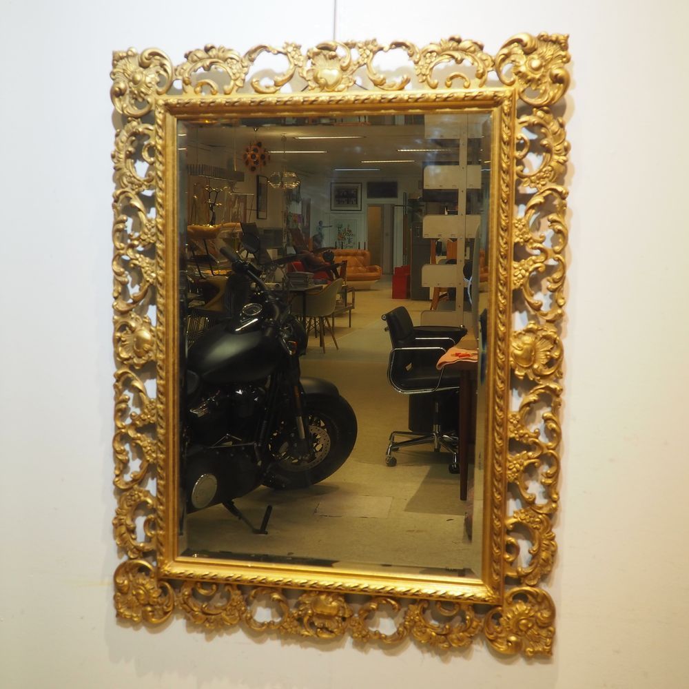 Null 约1970年的路易十五风格的镜子：用粉刷、镂空和镀金的胶合板做框架，斜面水银玻璃的镜子，总尺寸：105 x 80厘米