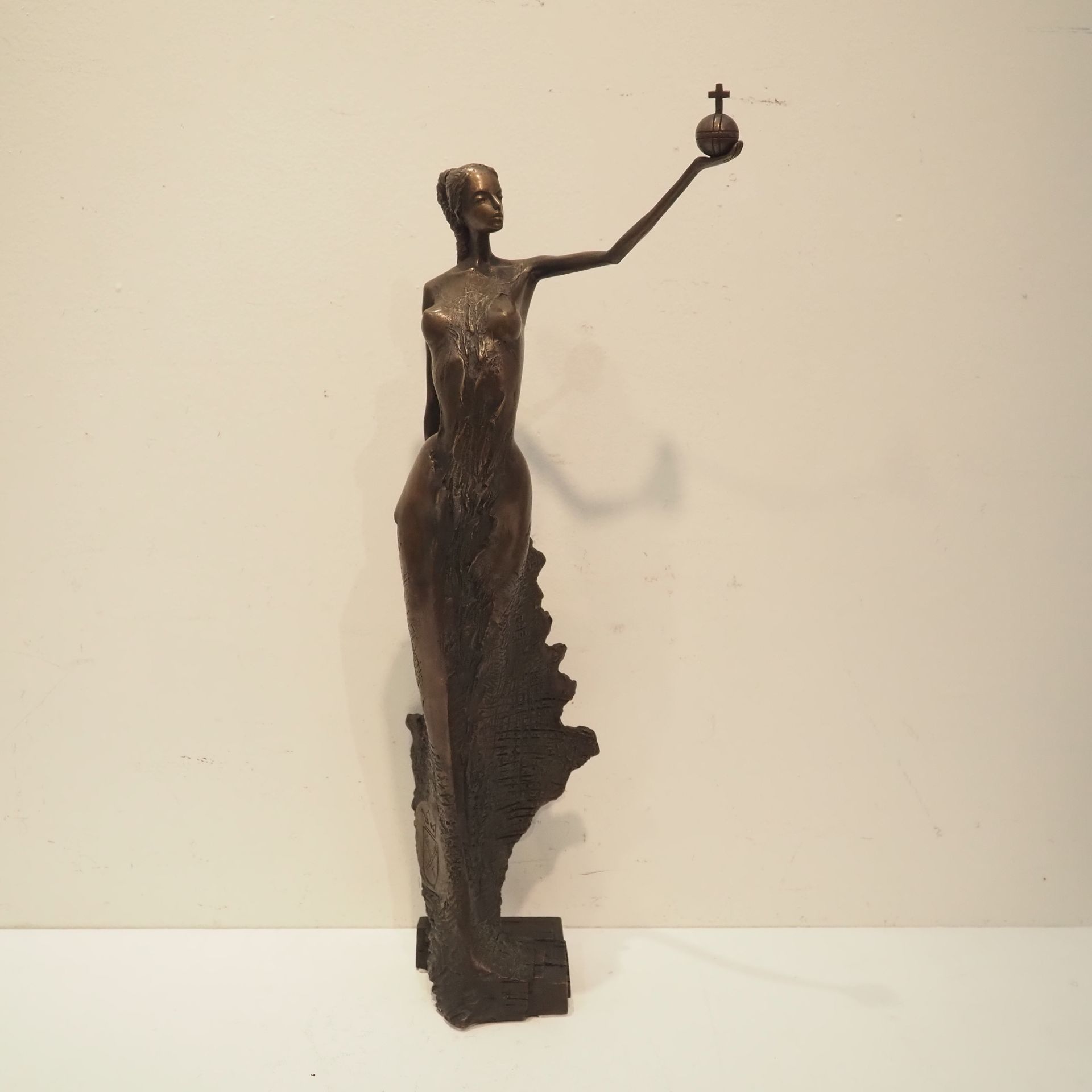 Null Domanski Wieslaw (1957): 原创雕塑，约2000年，象征性风格，信使 "Cracovia"，青铜，带有金属光泽，在露台上有浮雕标&hellip;