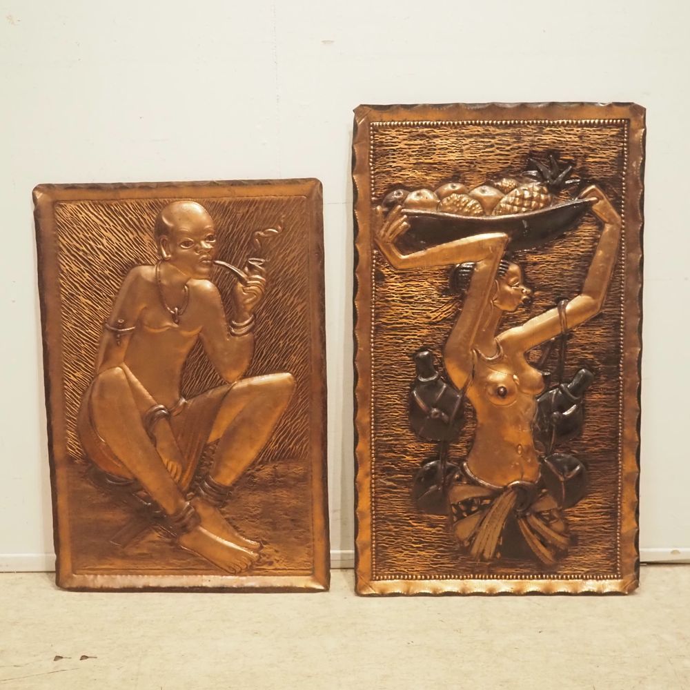 Null 刚果作品：2件铜制浮雕，其中水果架，尺寸：67 x 39厘米，烟斗，尺寸：59 x 39厘米