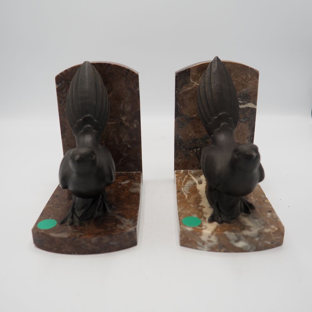 Null Pair of bookends : Metal with bronze patina on marble base, featuring 2 bir&hellip;